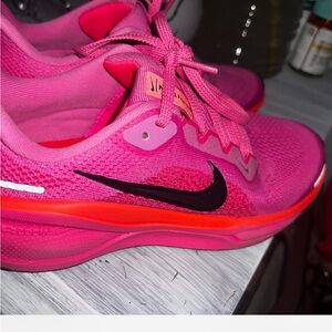 Kids 2.5Y hot pink Nike Alpha flys